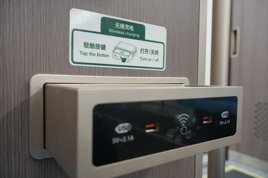 列车上有无线充电、大件行李存放区等人性化设计。