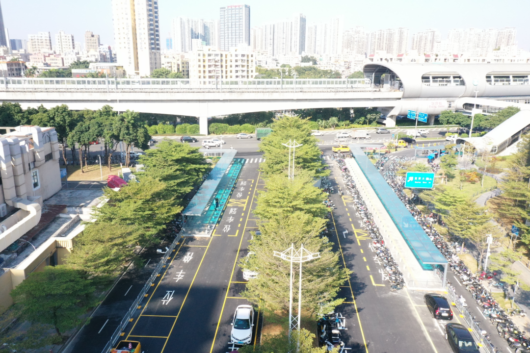 ▲现场可见地铁11号线沙井站C出口环境焕然一新，设置了风雨连廊、U形护栏非机动车停放区域等。