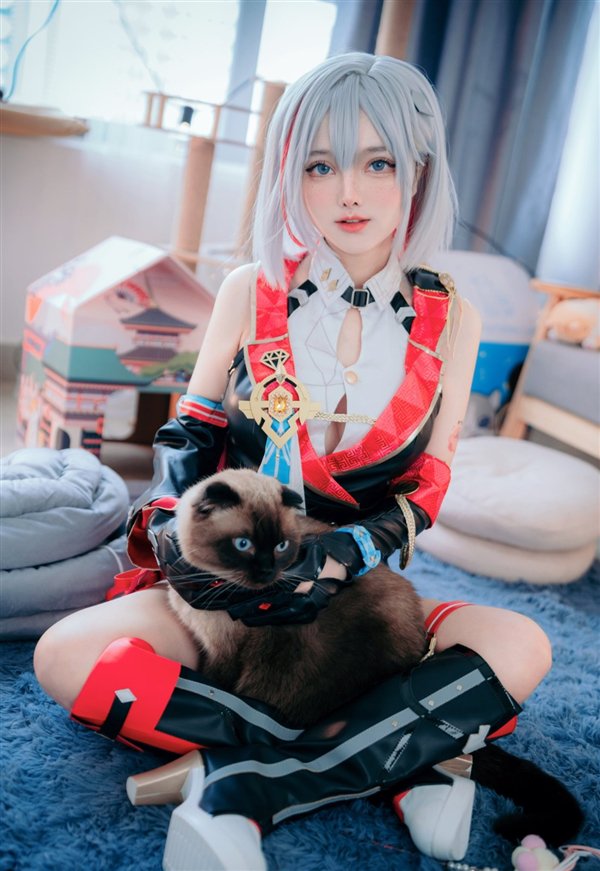 国外美女Cos《原神》性感提纳里:纯欲风 难以反抗