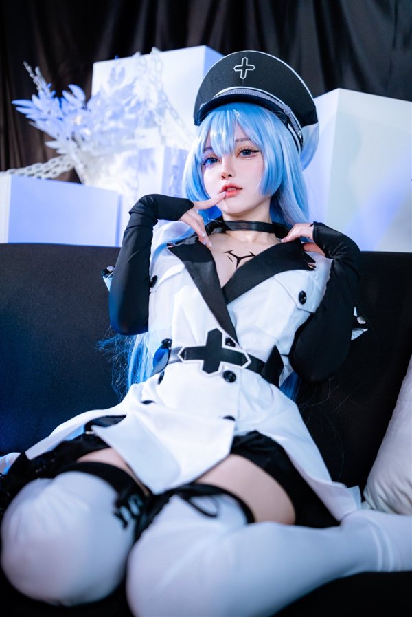 国外美女Cos《原神》性感提纳里:纯欲风 难以反抗