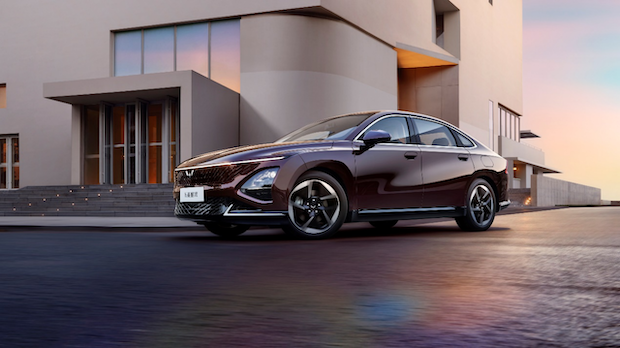 百公里用车成本33.5元,五菱首款家轿上市“省”出新高度