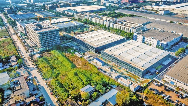 华秦科技新材料园项目建设现场(11月27日摄)。