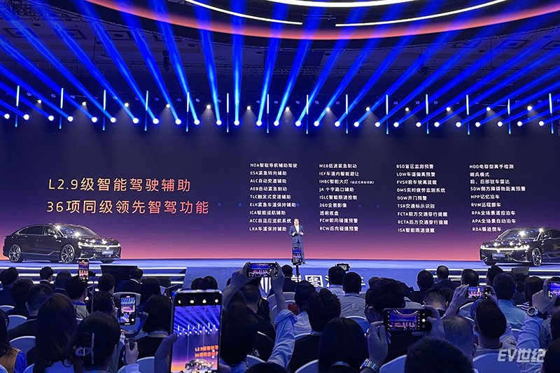 对标BBA的E56,岚图追光PHEV上市售25.28万-35.88万元