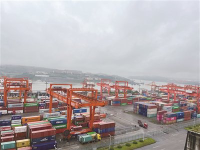 图为重庆果园港集装箱码头。 本报记者 赵萌 摄