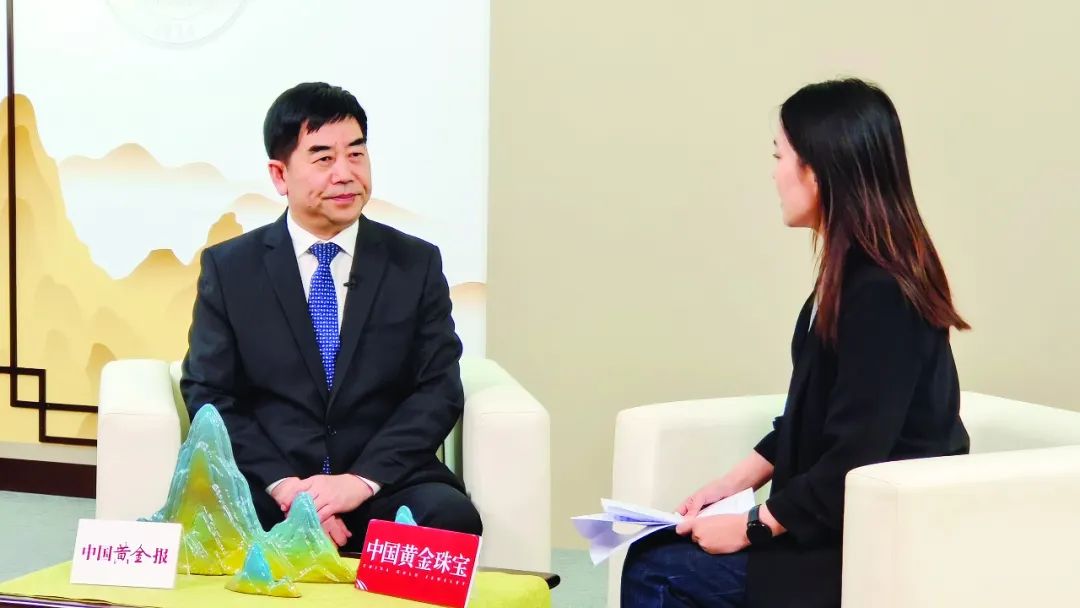 中国金币集团有限公司党委书记、董事长焦瑾璞(左)接受《中国黄金报》记者专访