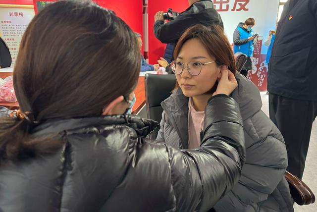 来自中国中医科学院广安门医院南区的医生现场义诊。新京报记者 耿子叶 摄