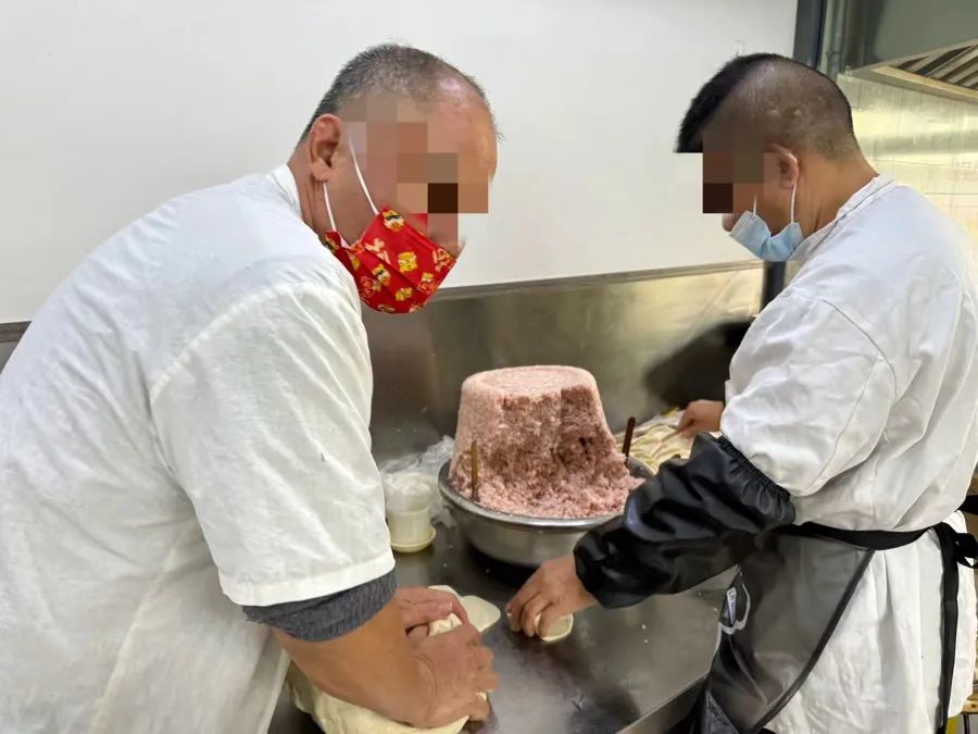 主打“现制现售”的小店把加工环节展示出来