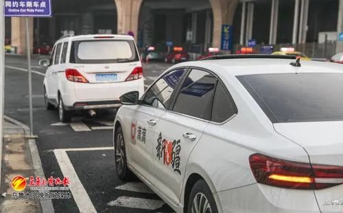 在乌鲁木齐站P5网约车乘车点,网约车在等候旅客。记者米热扎提·木塔力甫摄
