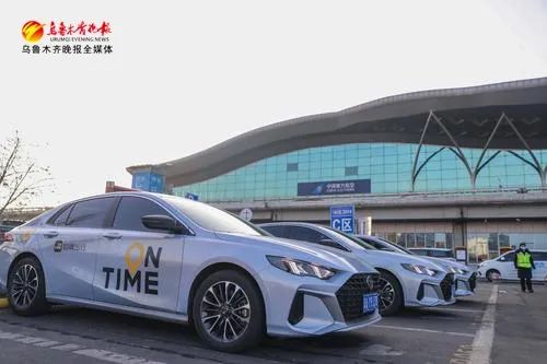 乌鲁木齐国际机场T3航站楼二层停车场网约车等待区,网约车在等候旅客。记者米热扎提·木塔力甫摄