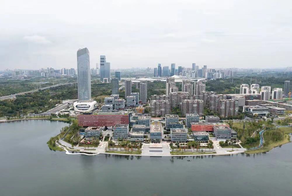 成都兴隆湖畔 图片来源:新华社