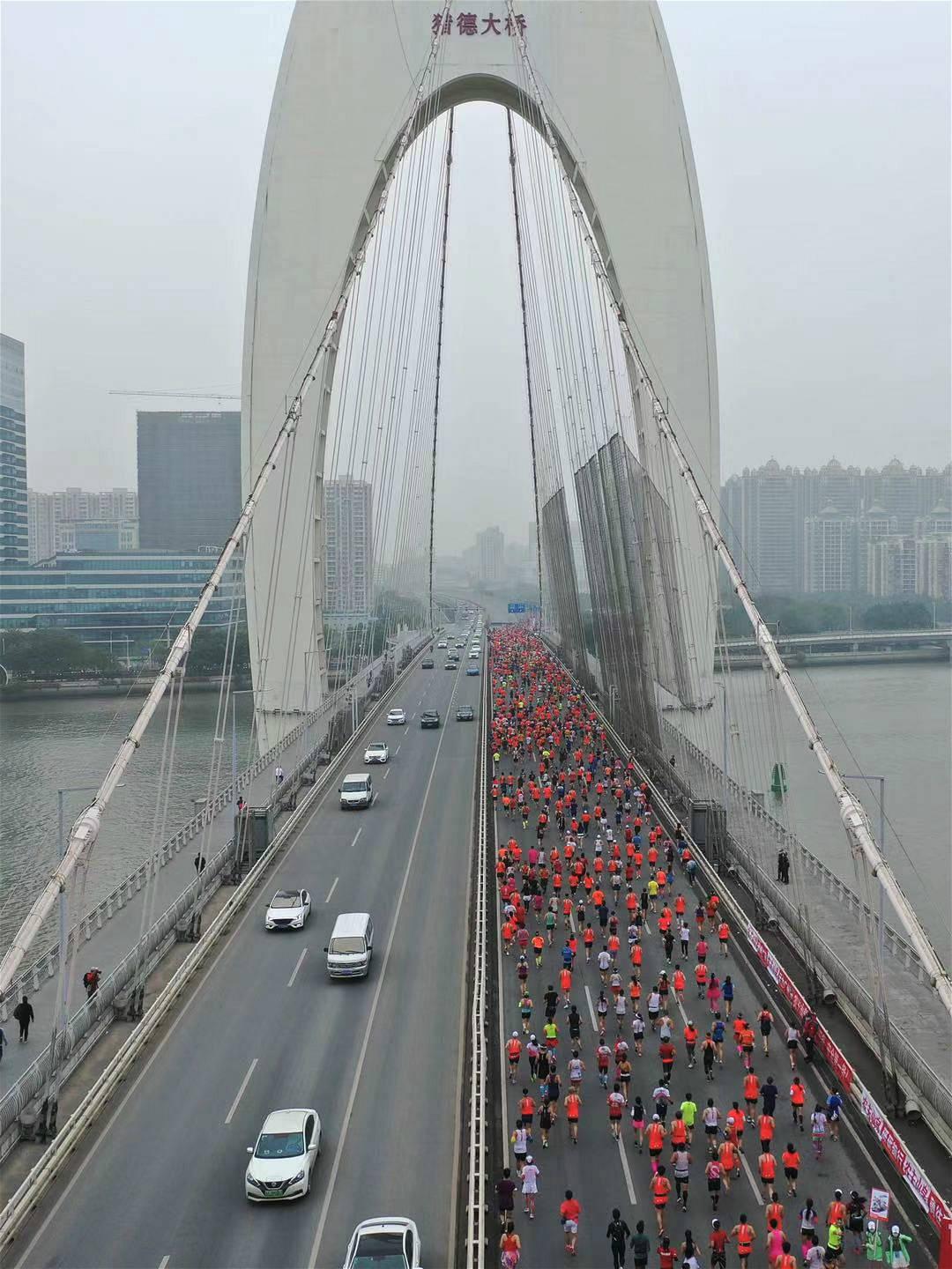 2020年廣馬選手跑過獵德大橋。（圖片來源：南方都市報）