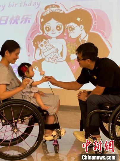 朱宇杰、樊笑和女儿合影。受访者供图