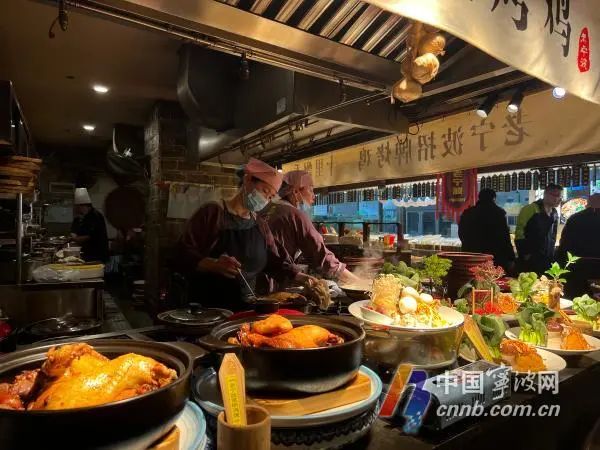 厨师正在准备菜品。
