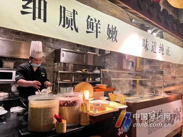 厨师正准备菜品。本文照片除注明外 孙佳丽/摄