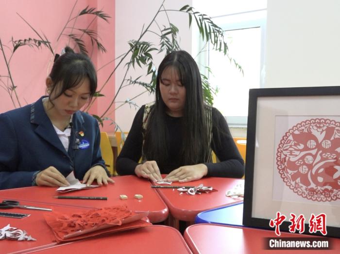 蘇慧娜與中國學生一同剪紙。呂盛楠攝