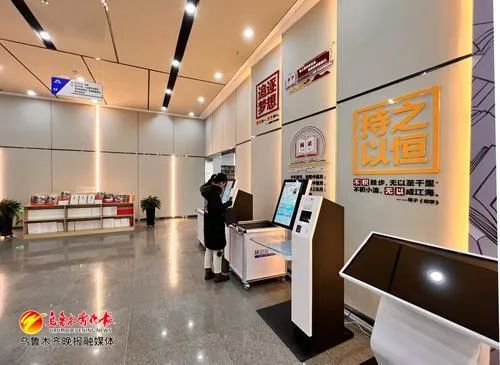 乌鲁木齐市图书馆一楼的自助服务区。记者王畅彤摄