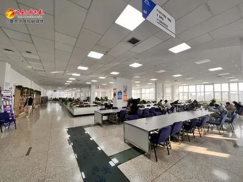 乌鲁木齐市图书馆四楼的自修区。记者王畅彤摄