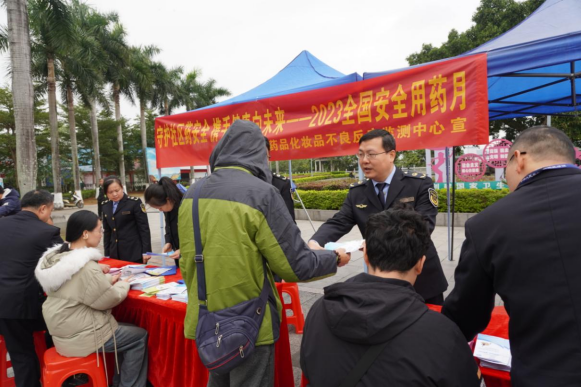 广西崇左市开展“安全用药、健康为民”为主题科普宣传活动