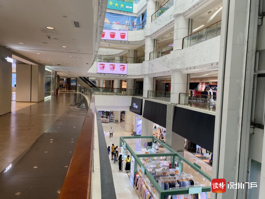 新城市广场商场内部。