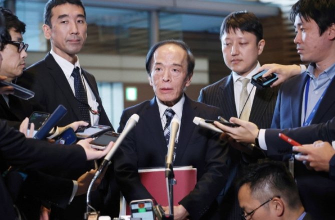 (结束会面后植田和男接受采访,来源:社交媒体)