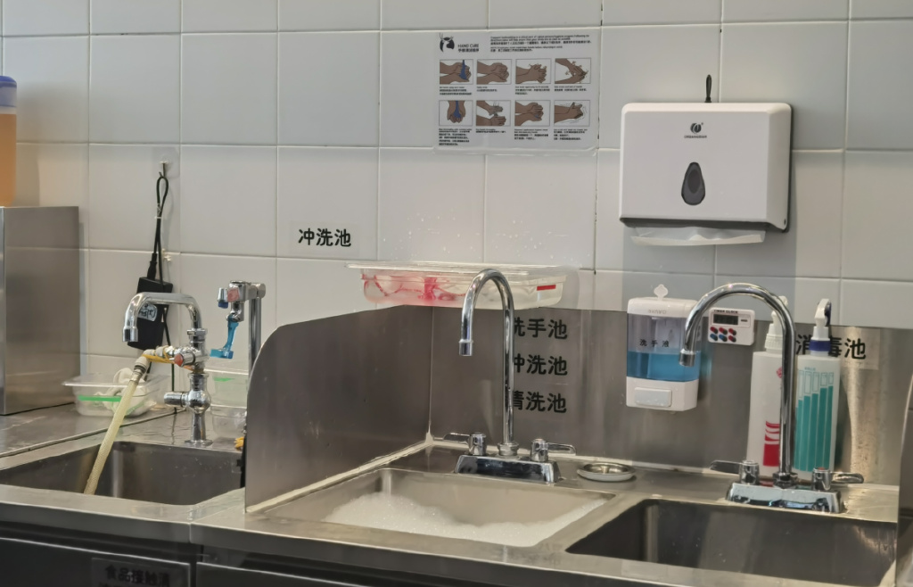 △门店清洗“三联池”(图片来源:记者)