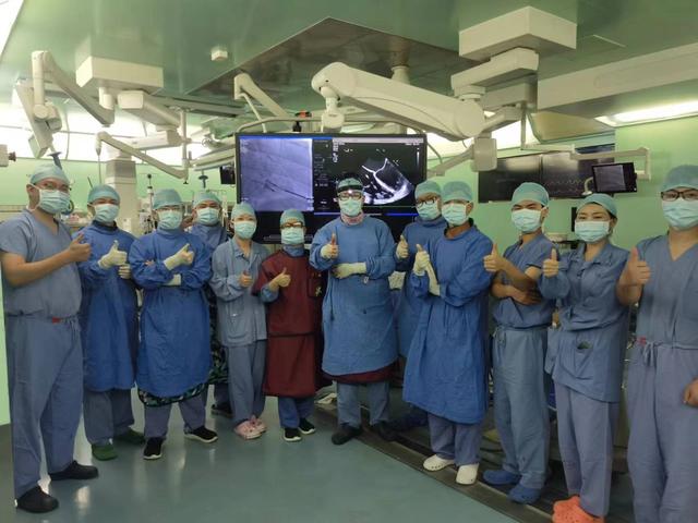 参与手术的医护人员。图源:复旦大学附属中山医院