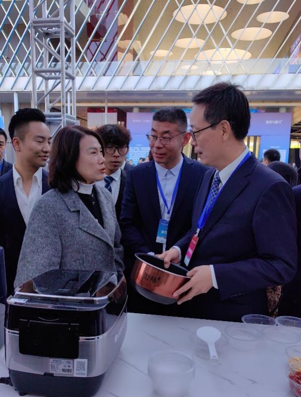 中企贸企业家俱乐部秘书长张琛华陪同董明珠女士调研杭州格力展柜