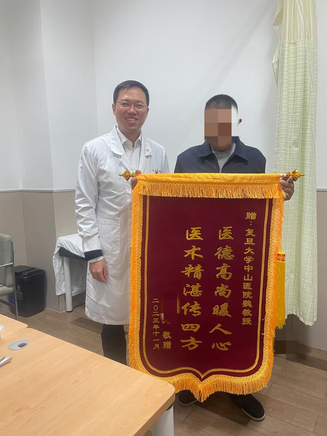 李先生与主治医师。图源:复旦大学附属中山医院
