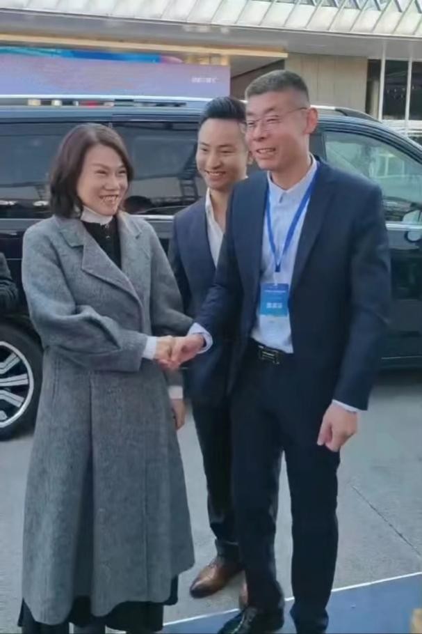 中企贸企业家俱乐部秘书长张琛华在杭州迎接格力电器董事长董明珠女士