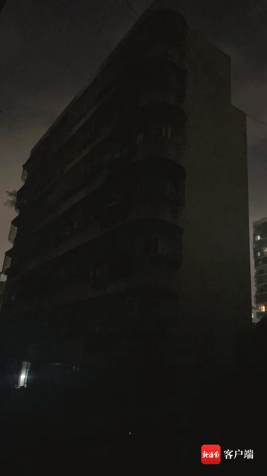 停电当晚小区住宅楼无一丝灯光。记者 李文韬 摄