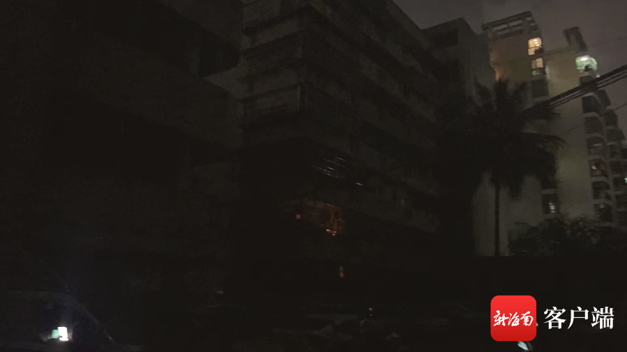 12月12日停电,小区一片漆黑。记者 李文韬 摄