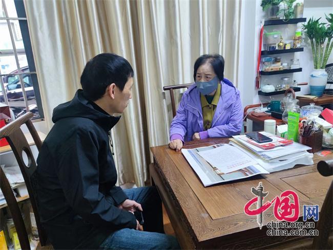 军门社区党委书记林丹为居民调解纠纷。中国网记者 彭瑶 摄