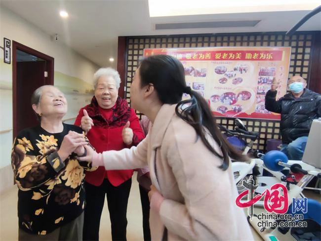 12月13日,军门社区居家养老服务照料中心,老人为社区服务点赞。中国网记者 彭瑶 摄
