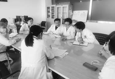 郑胡镛(右三)、刘燕(右二)、林巍(右四)一同参加会诊。 本报记者 柴嵘 摄