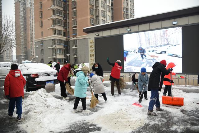 永定镇居民出门扫雪铲冰。门头沟区委宣传部供图
