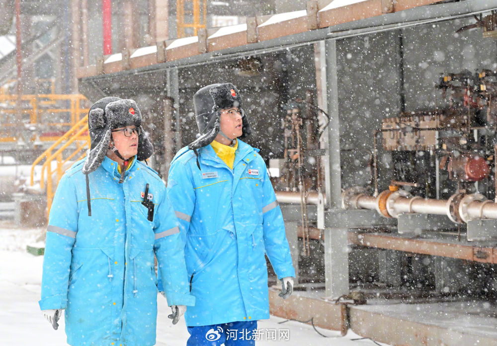 ↑12月14日,河北省唐山市曹妃甸区中石油唐山LNG接收站工作人员在厂区巡查。新华社记者 杨世尧 摄