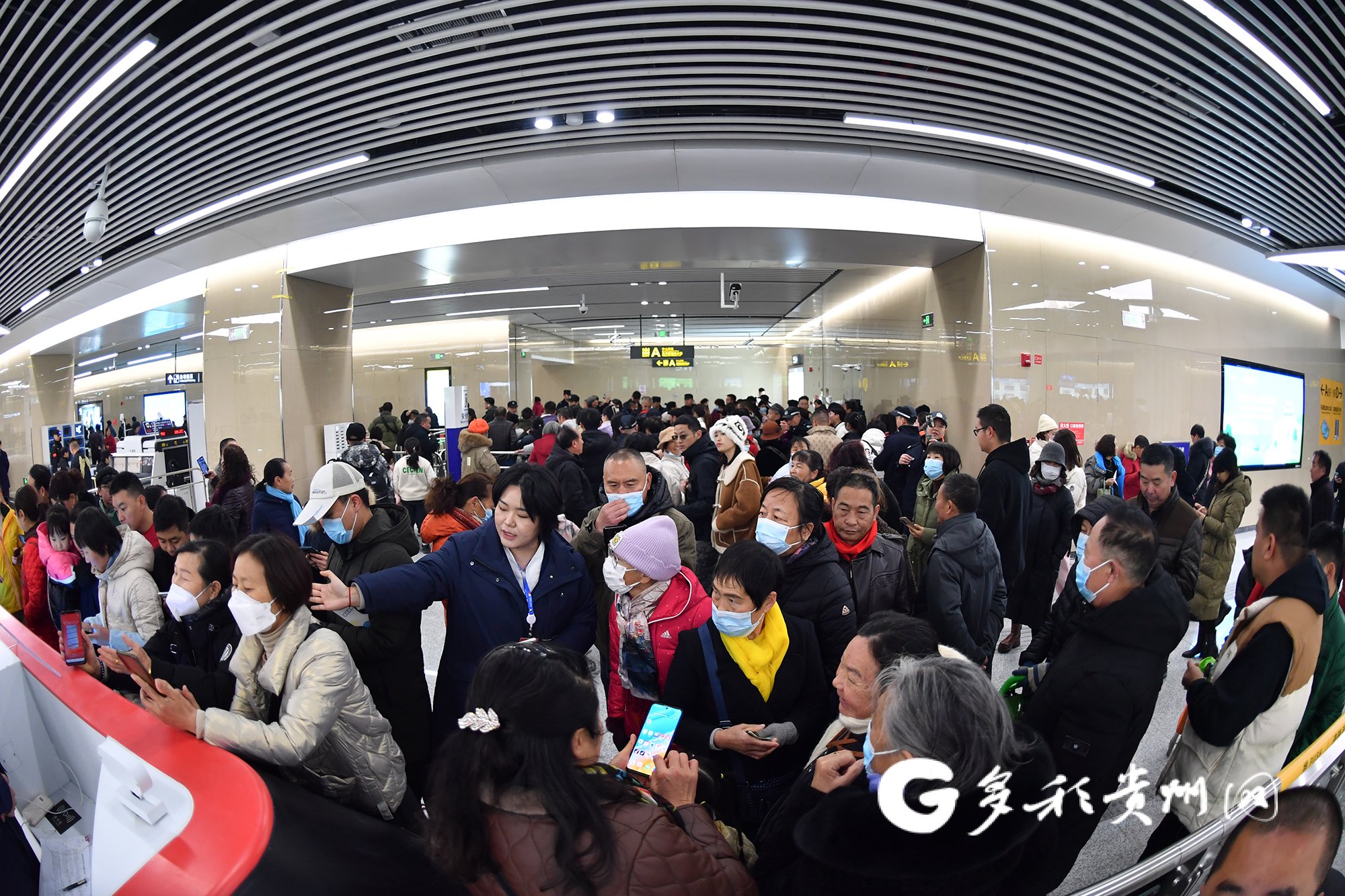 众多市民争相体验轨道交通3号线