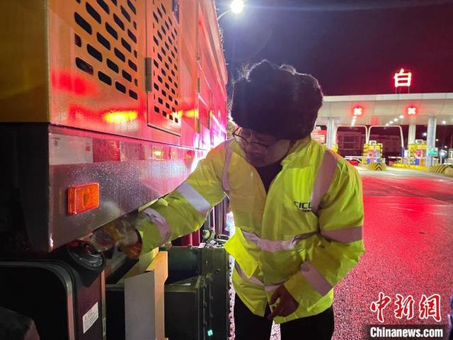 工作人员正在备勤点对除雪车辆进行上路调试。孙淑敏 摄