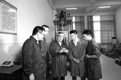 郑健龙(右二)带领团队进行高性能沥青路面材料力学行为研究。资料图片
