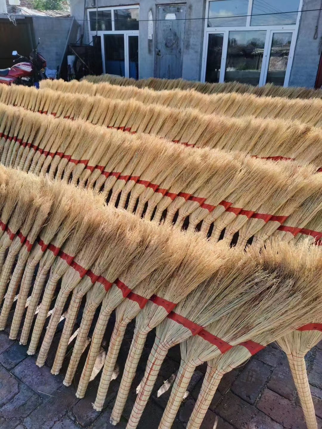 扎好的笤帚齐齐整整