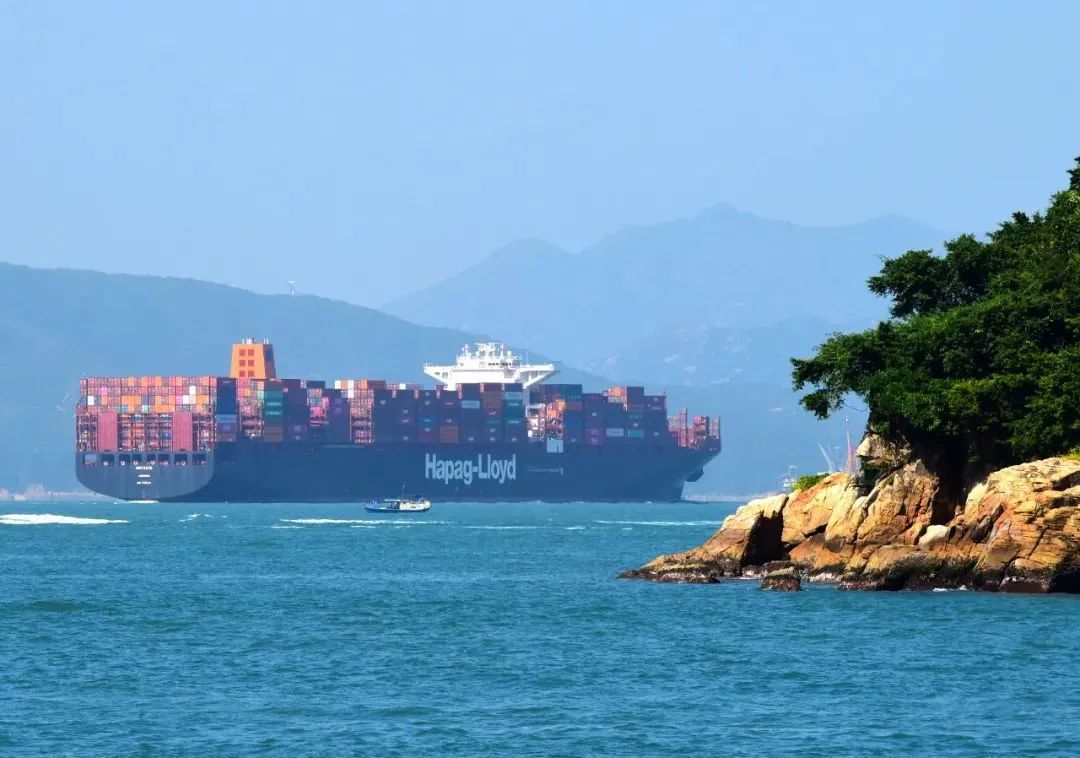 11月20日,一艘赫伯罗特公司集装箱船。图片来源:新华社