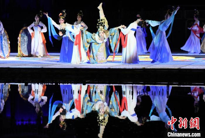 圖為西安華清宮大型演出《長恨歌》。張遠攝