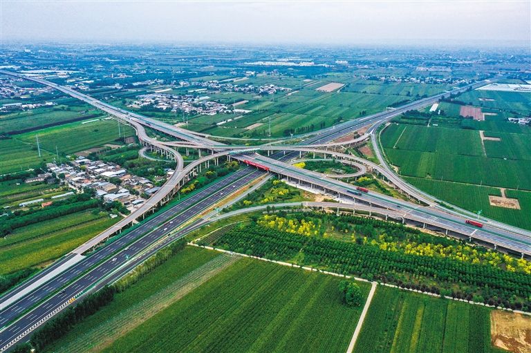 9月23日航拍的京昆高速蒲城至涝峪公路改扩建项目高陵北枢纽互通立交段(资料照片)。 记者 袁景智摄