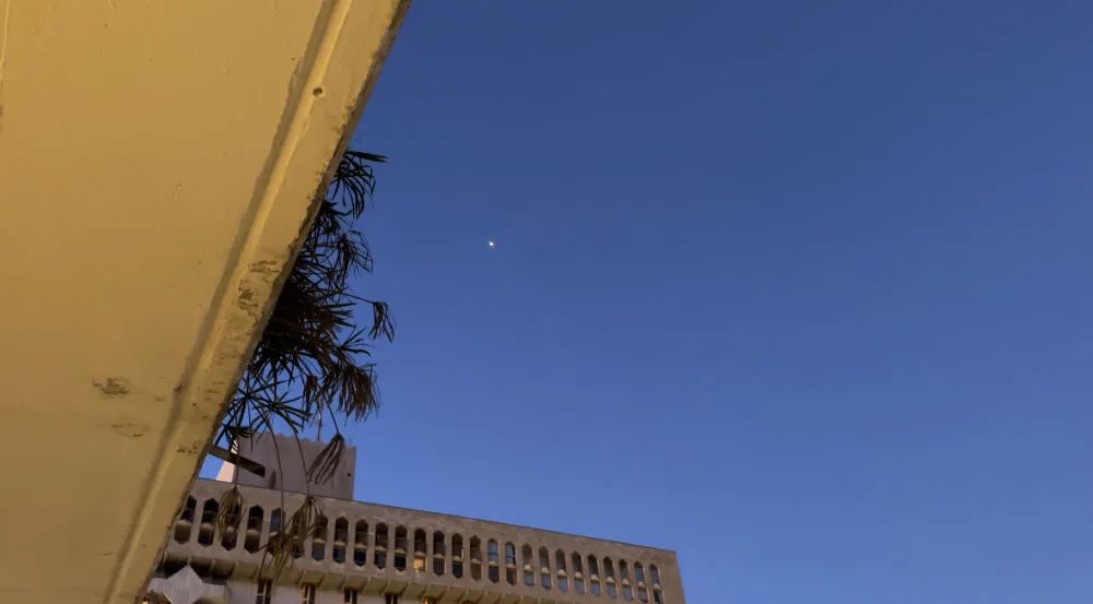 这是12月15日傍晚在耶路撒冷拍摄的尝试拦截火箭弹的以色列“铁穹”防空系统(视频截图)。