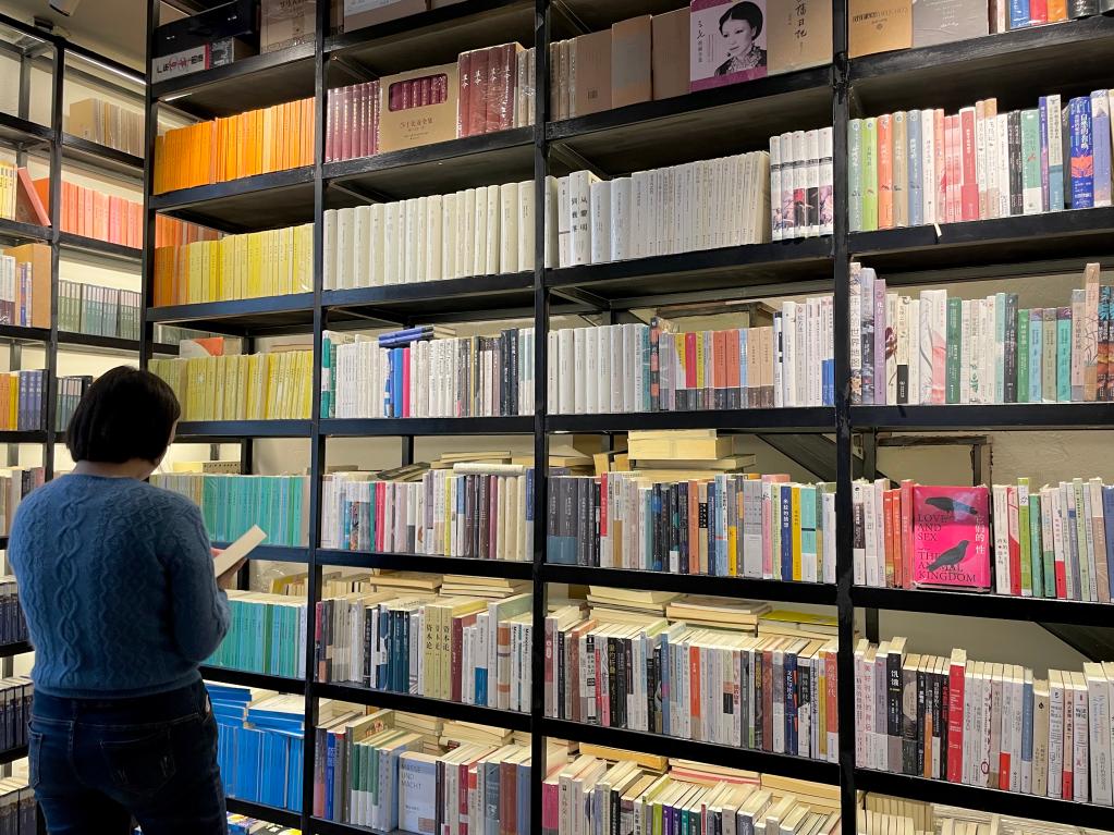 在沈阳市呐喊书店,市民在阅读书籍。新华社记者武江民 摄