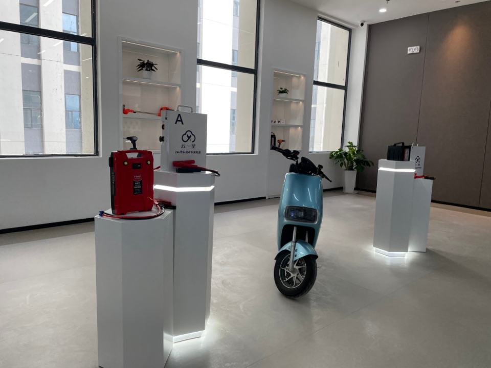 (普钠时代珠海研发中心,钠电池部分应用端产品展示。 财联社记者 摄)