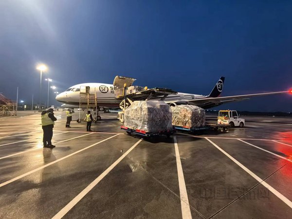 12月19日傍晚,顺丰航空无锡-兰州航班正在装货(顺丰航空供图)