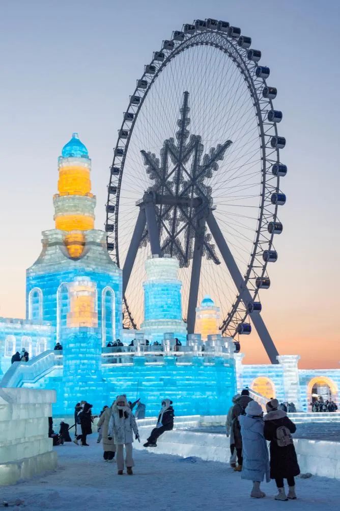哈尔滨冰雪大世界内的摩天轮。图源:新华社