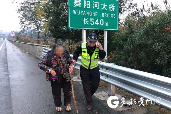 怎么当交警执勤 0c0c-f4ecc4e6b06e4c99c477340cad14aa55.jpg