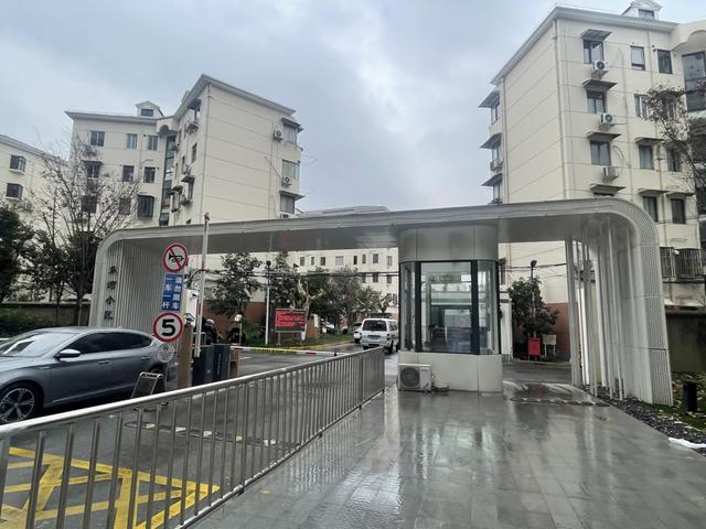 东湾小区位于徐浦大桥下的入口 舒抒 摄